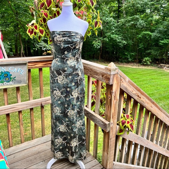 Flores & Flores Stunning Metallic Dress, Size 8, fully lined excellent condition - Picture 1 of 16
